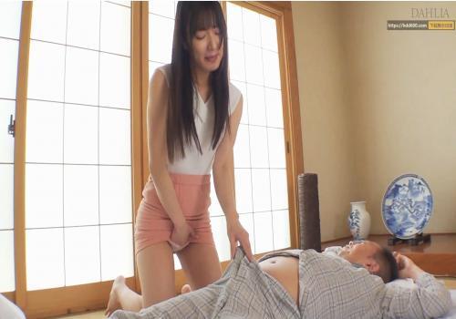 Lâu ngày xa chồng cô nàng đành nứng lồn với bố chồng đành lòng