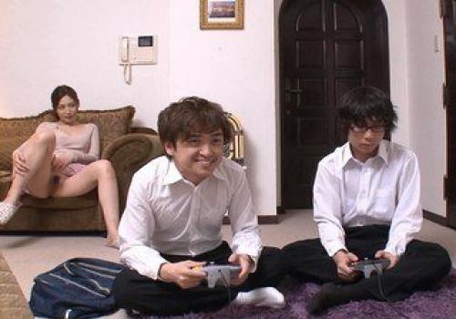 Mải mê chơi game không hay biết bạn thân đang chén mẹ mình